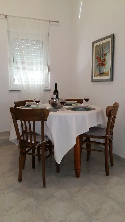 Rosa Soldatica Hotel Vir Guest house